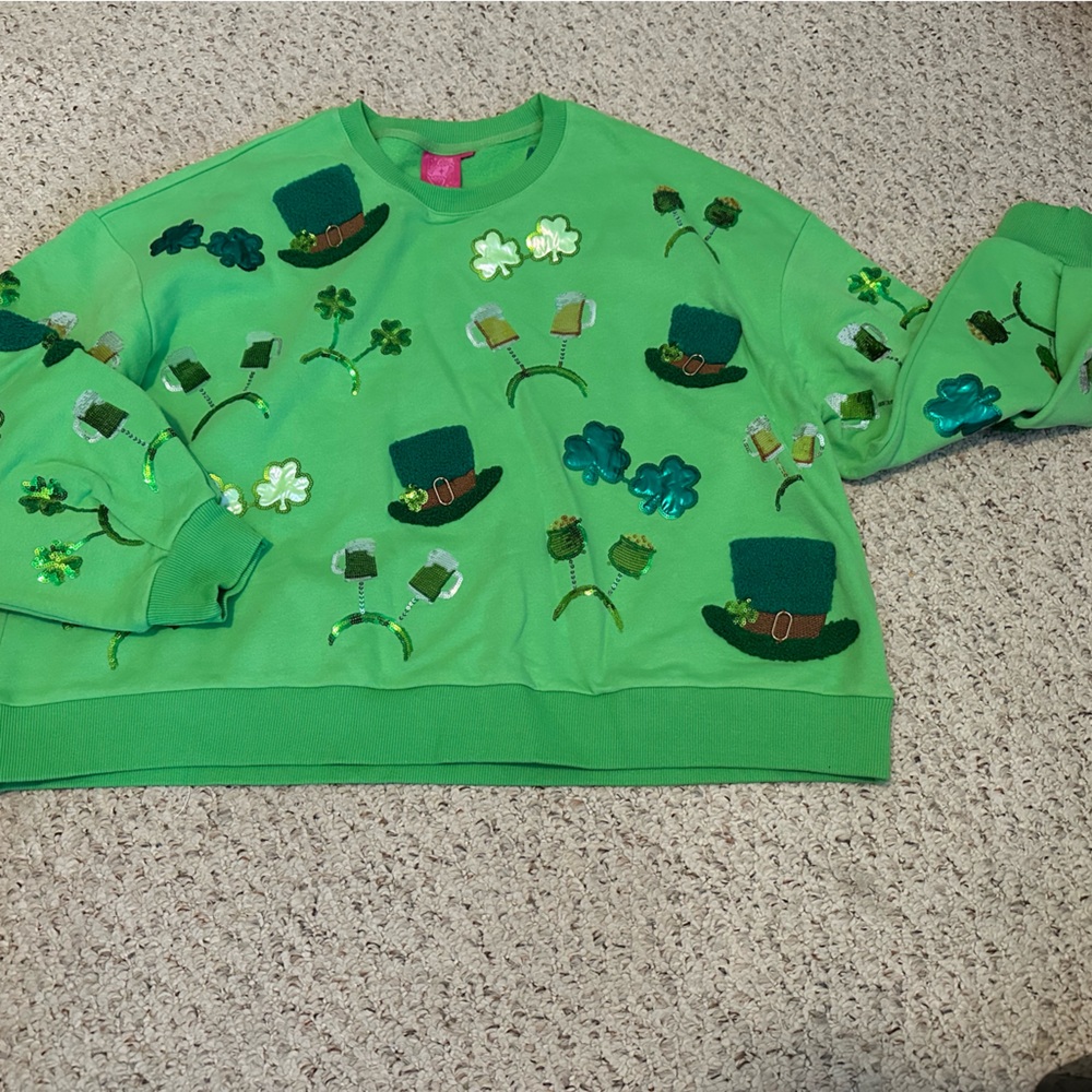 Queen of Sparkles green St Patrick’s Day shamrocks party sweatshirt. Size Small